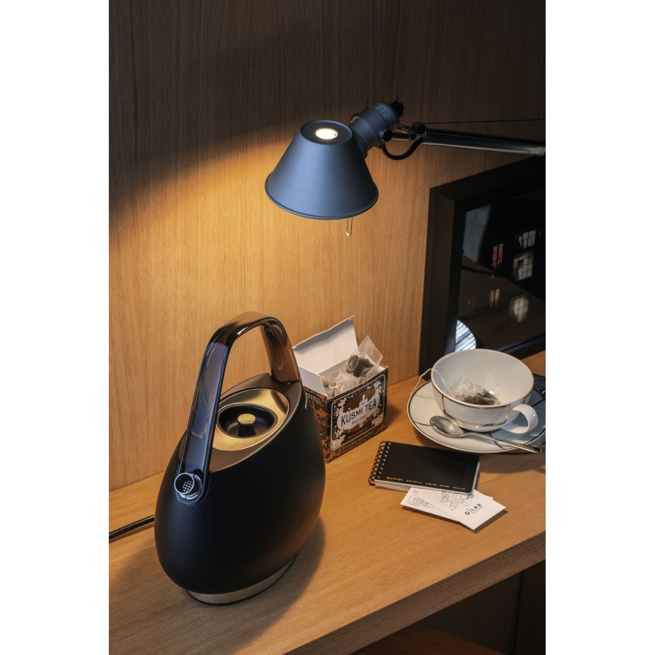 BUGATTI Jackie electric kettle with limescale filter
