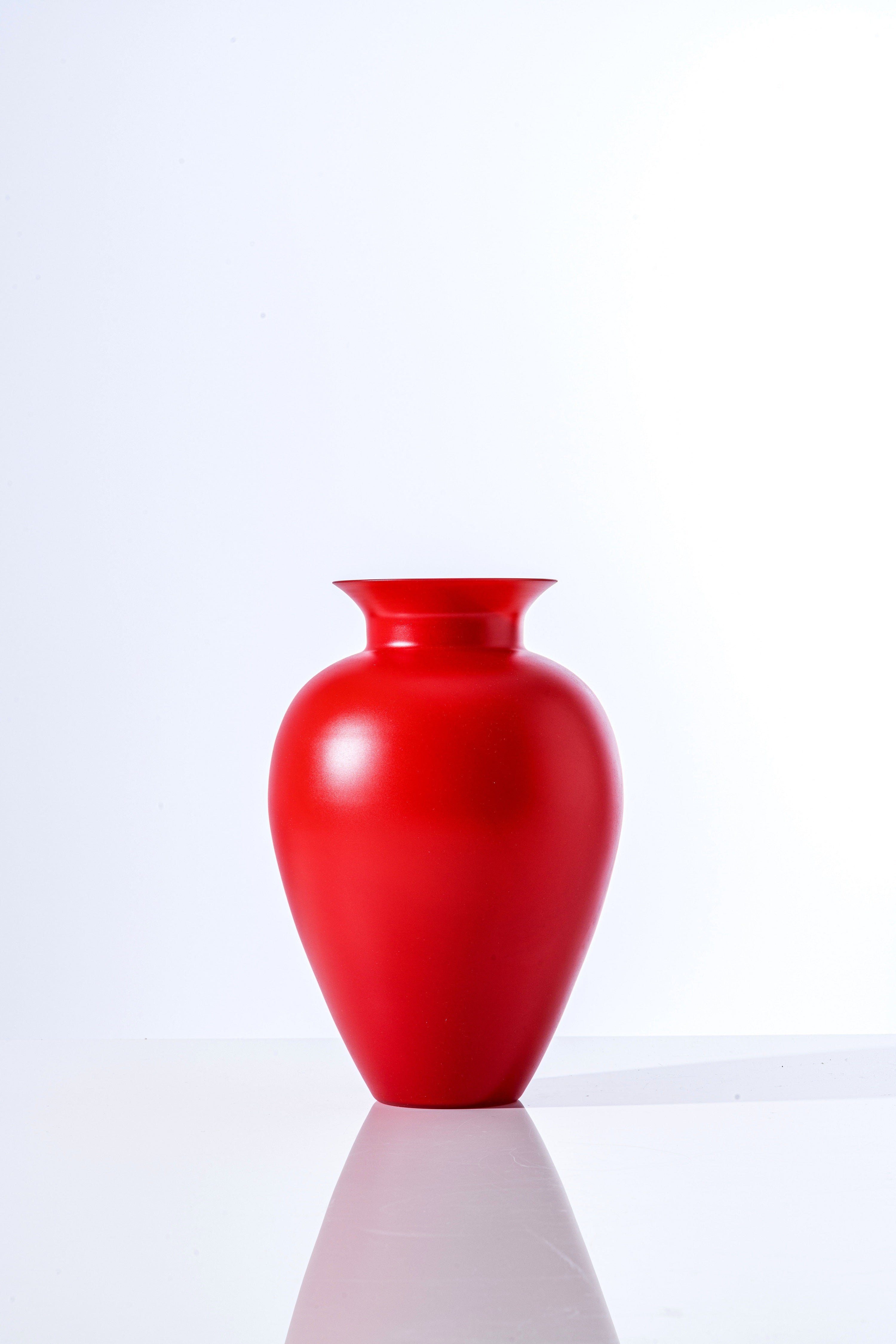 Venini Labuan Kleine leuchtend rote Vase mit sandgestrahlter milchiger Innenseite